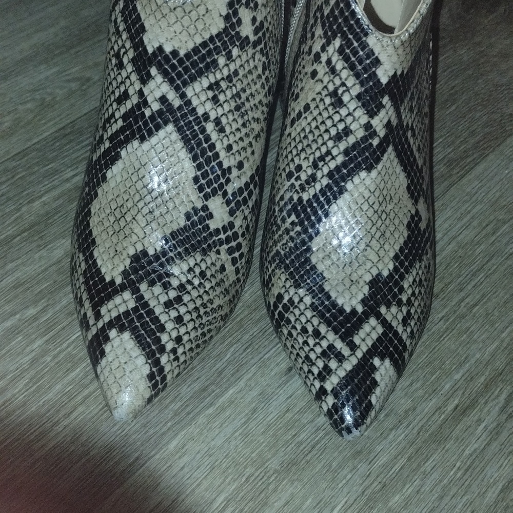 New Marc Fisher Beige & Black Croc Embossed Ankle Boots 7.5 - Picture 3 of 7
